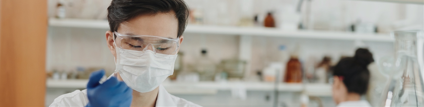 coronavirus mask worker